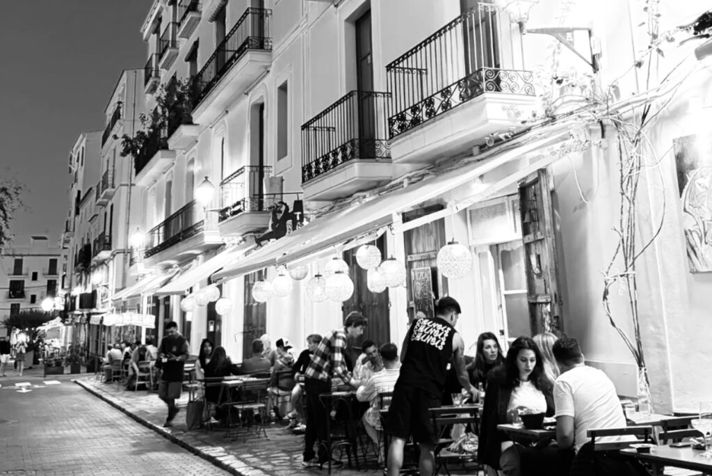 Fachada histórica de La Bodega Ibiza en el corazón de Dalt Vila.